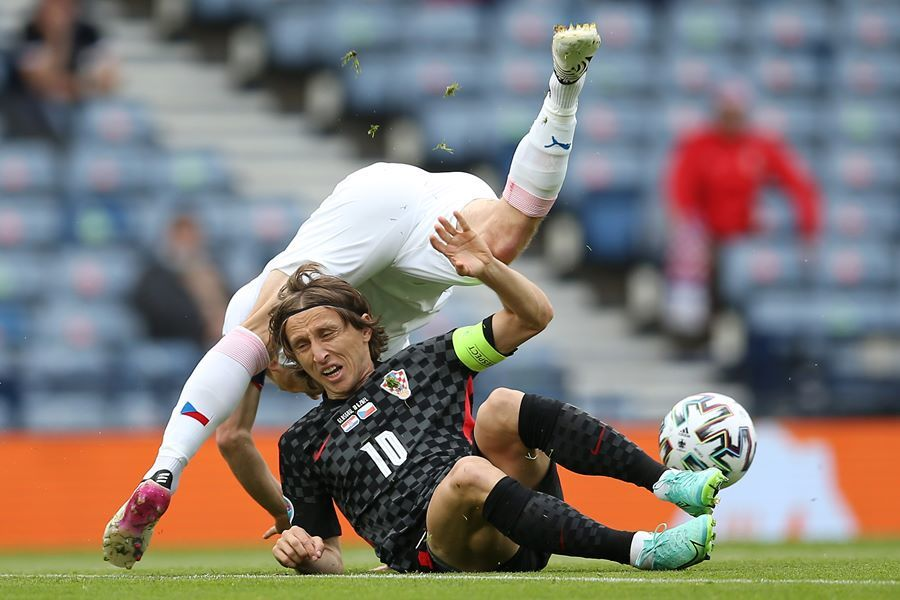 Pha tranh chấp quyết liệt giữa Modric và một cầu thủ CH Séc